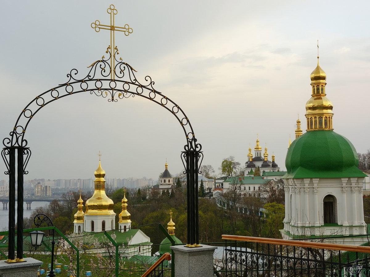 Blick auf die Kreuzerhhungskirche in der Ukrainischen Hauptstadt Kiew. (April 2016)