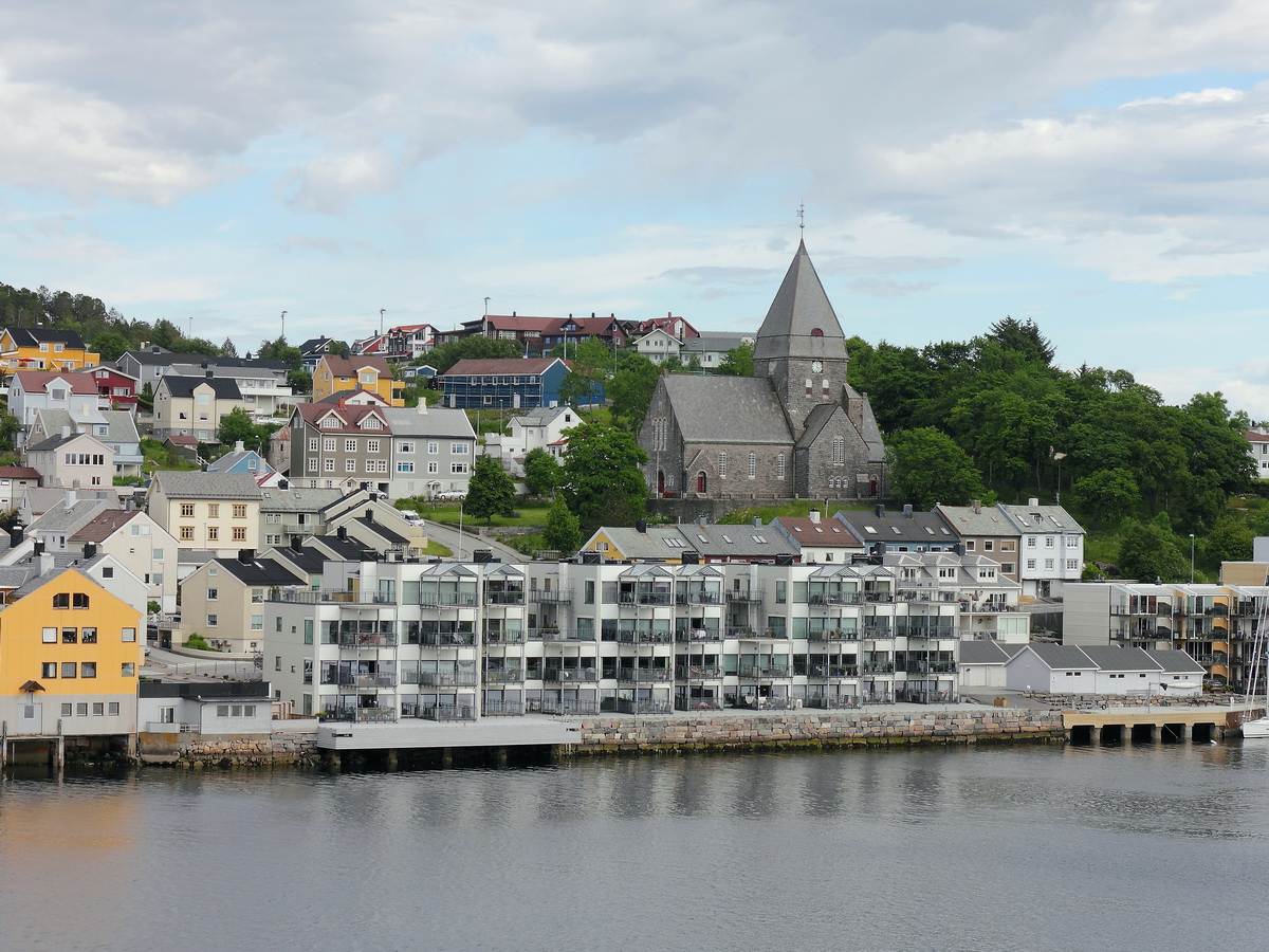 Blick auf  Kristiansund am 29. Juni 2016 von der Trollfjord bei der Einfahrt.