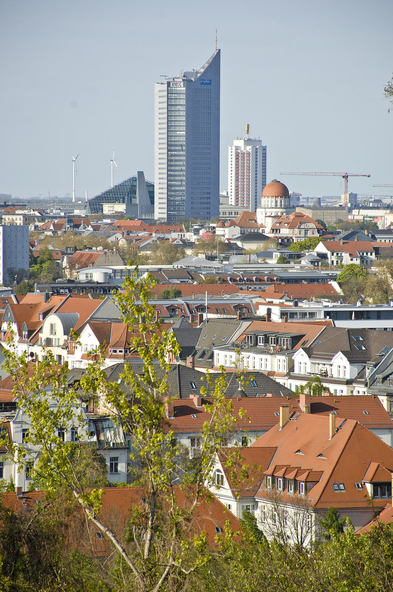 Blick auf Leipzig vom Fockeberg. Das City-Hochhaus im Hintergrund ist mit 34 Etagen das zweithchste Hochhaus der neuen Bundeslnder. Aufnahme: 30. April 2017.
