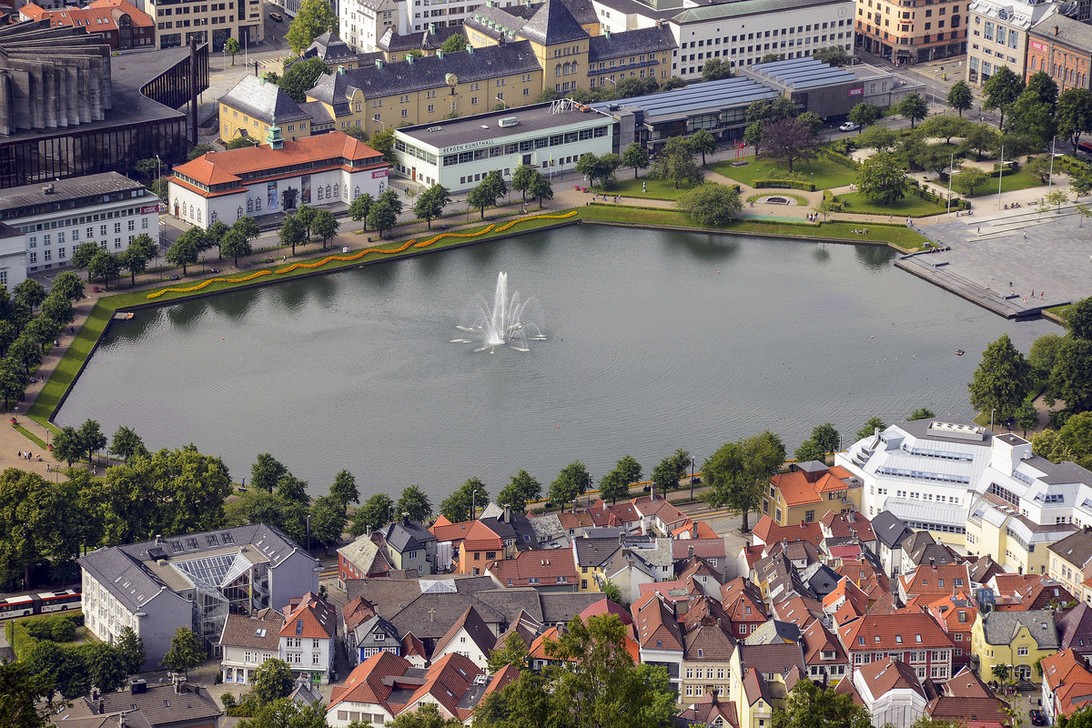 Blick auf Lille Lungegrdsvannet in der norwegischen Hansestadt Bergen vom Aussichtspunkt Flyen. Aufnahme: 11. Juli 2018.