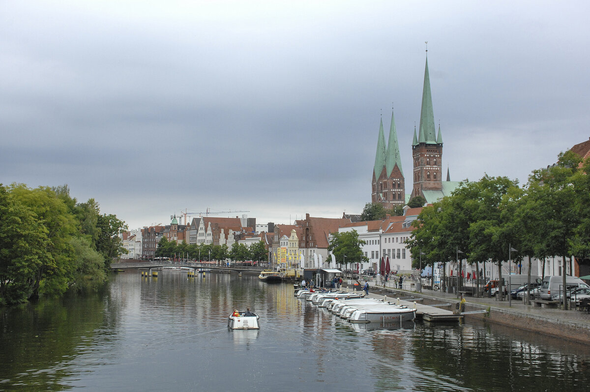 Blick auf die Lbecker Obertrave von Dankwartsbrcke. Rechts im Bild sind die Trme der Marienkirche bzw. der St.-Petri-Kirche zu sehen. Aufnahme: 22. August 2021.