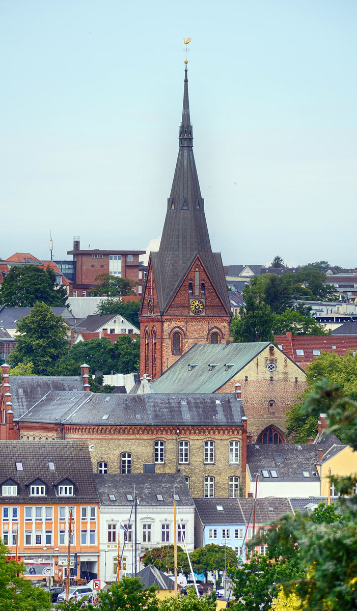 Blick auf Marienkirche von der kleinen Sankt-Jrgen-Treppe im Flensburger Ortsteil Jrgensby. Aufnahme: 18. Juli 2020.