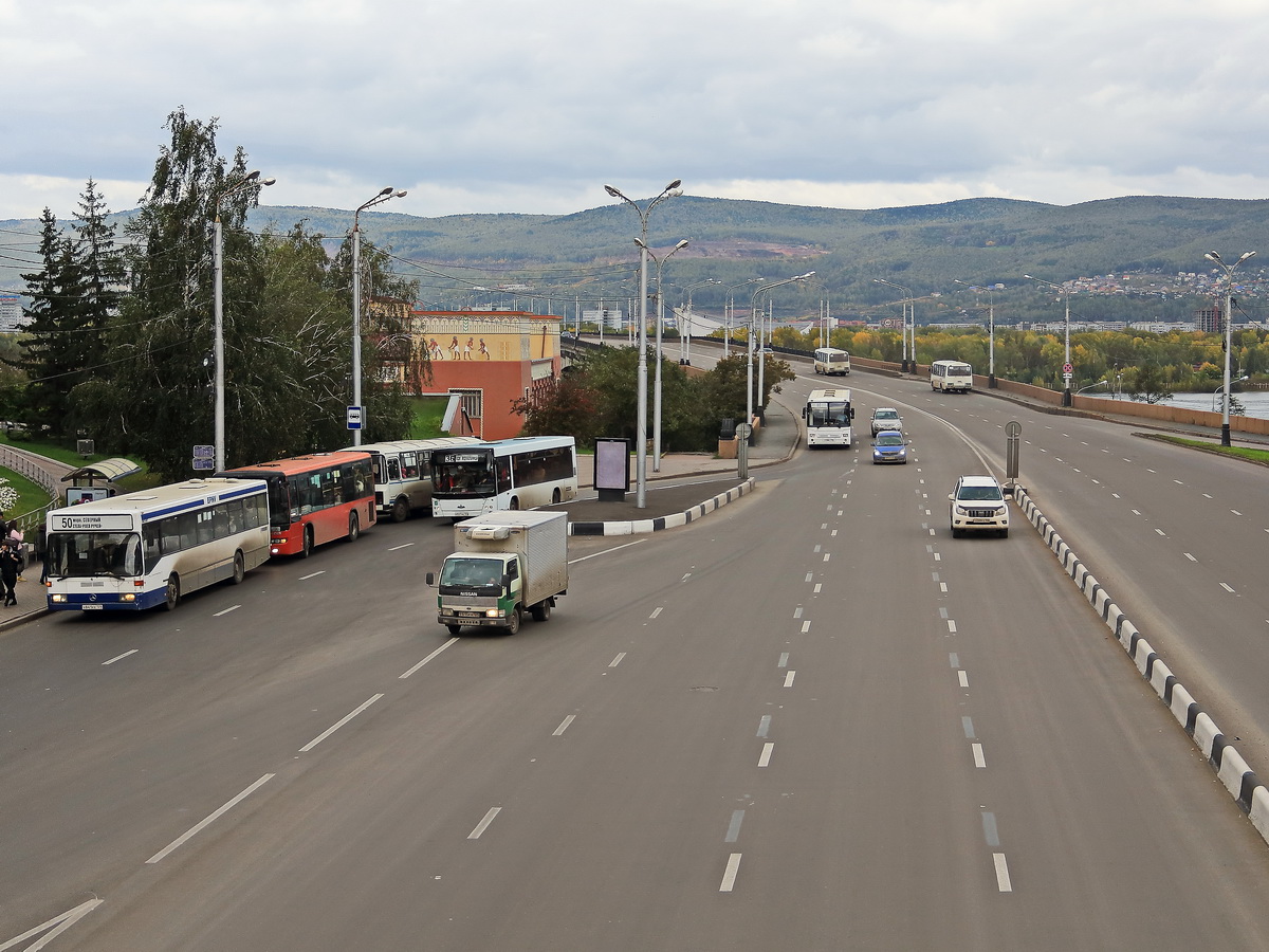 Blick auf eine der mehrspurigen Hauptstrassen in Krasnojarsk am 14. September 2017.