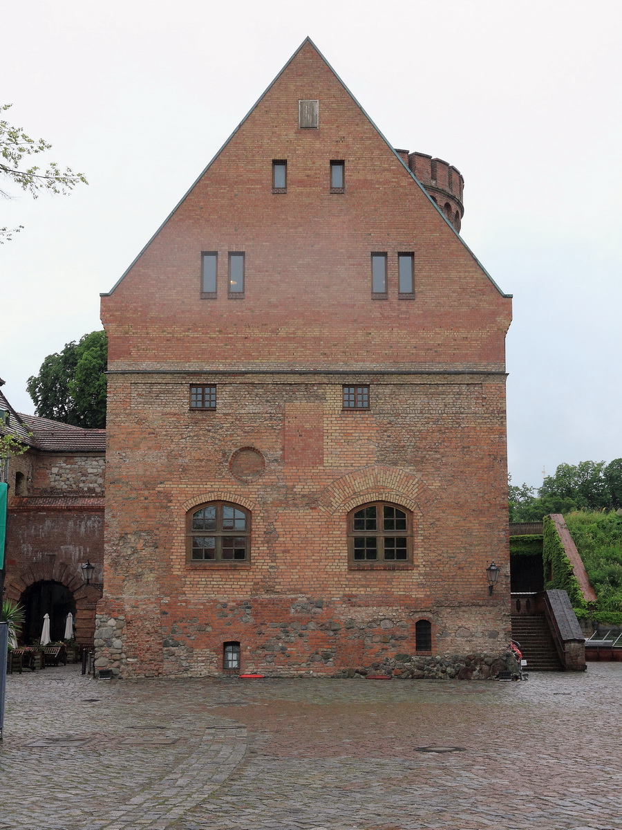 Blick auf den mittelalterlichen Palas aus dem 15. Jahrhundert (vorn) und den Juliusturm (dahinter) am 15. Juni 2016 in der Zitadelle in (Berlin) Spandau.