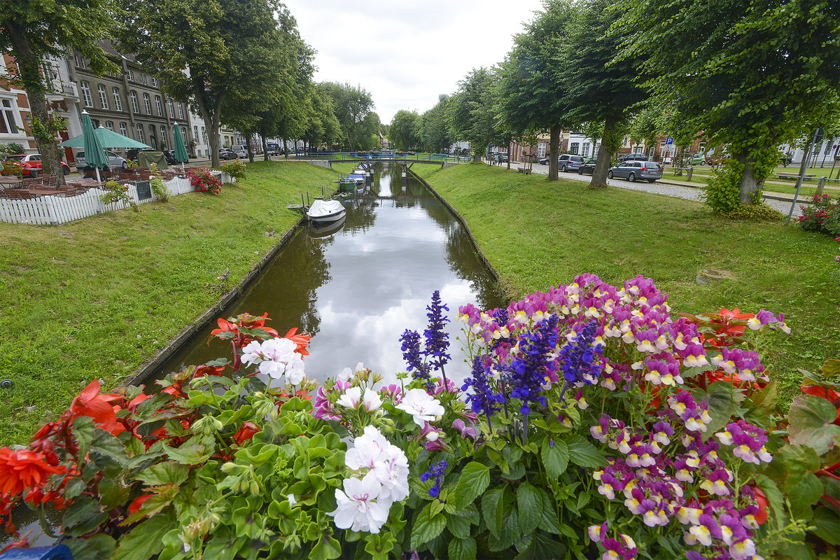 Blick auf den Mittelburggraben in Friedrichstadt Kreis Nordfriesland). Aufnahme: 9. Juli 2019.