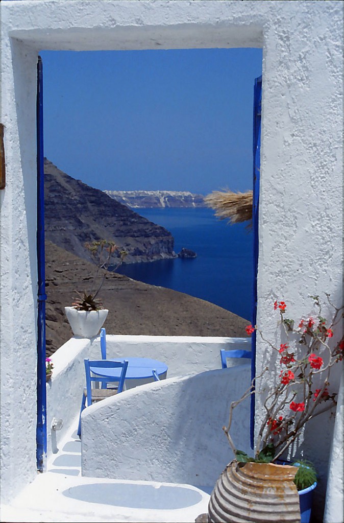 Blick auf das Mittelmeer in Santorin. Aufnahme: Juni 1992 (Bild vom Dia).