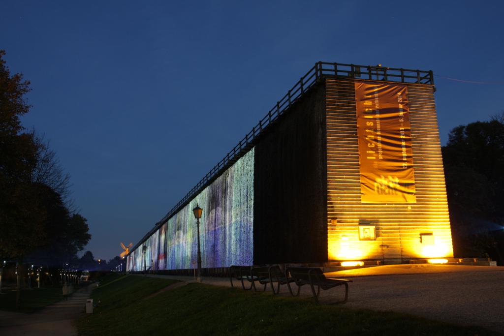 Blick auf die mittels Beamern angestrahlte groe Saline in Bad Rothenfelde.
Zug sogennanten  blauen Stunde  begann am 2.10.2013 wieder die allabendliche
Show im Rahmen der Lichterwochen.