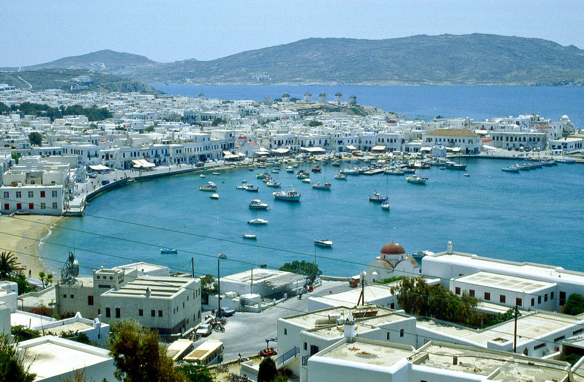 Blick auf Mykonos Stadt. Bild vom Dia. Aufnahme: Juni 1992.