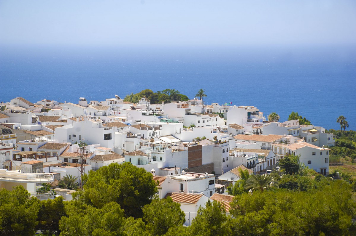 Blick auf Nerja, Costa del Sol, Andalusien. Aufnahmedatum: 17. Juli 2014.