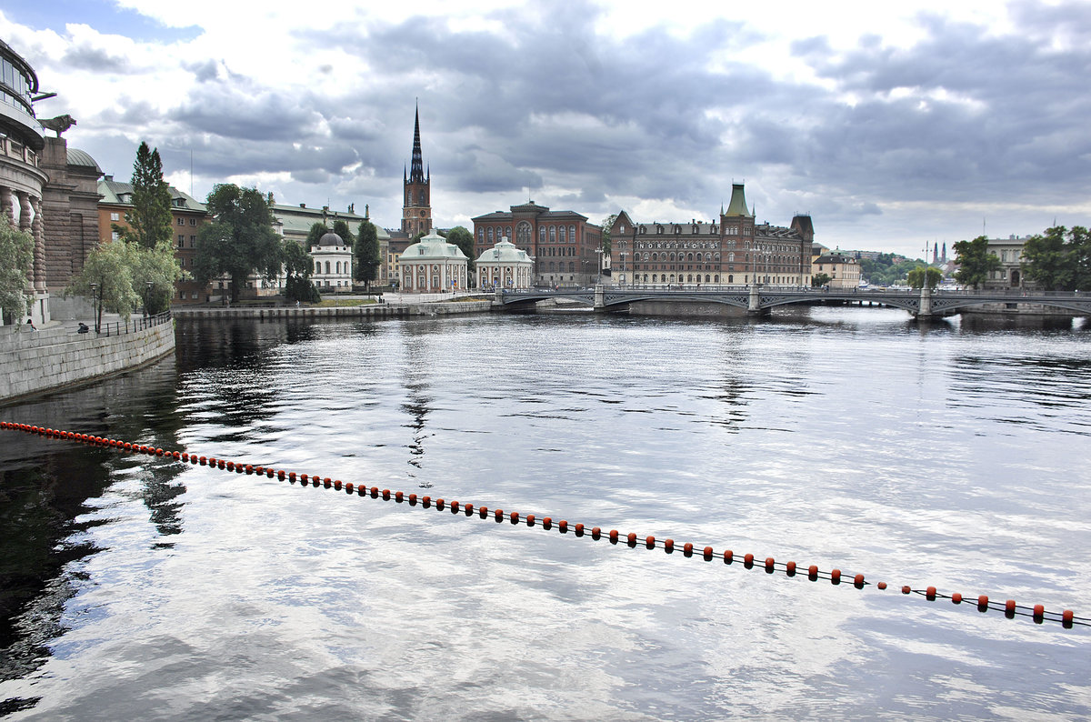 Blick auf Nordstrm und Gamla Stan (Altstadt) in Stockholm. Im Hintergrund ist das Norstedtshuset und Vasabron zu sehen. Aufnahme: 25. Juli 2017.