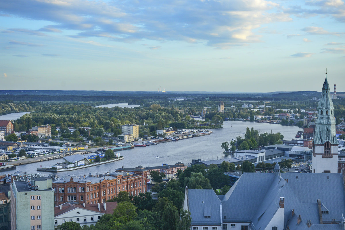 Blick auf die Oder vom Aussichtsturm der Jakobikirche (Katedra Świętego Jakuba) in Stettin / Szczecin. Aufnahme: 10. August 2019.