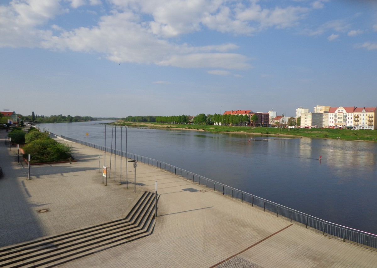 Blick auf die Oder: links Frankfurt, rechts auf der polnischen Seite Slubice (25.04.14)