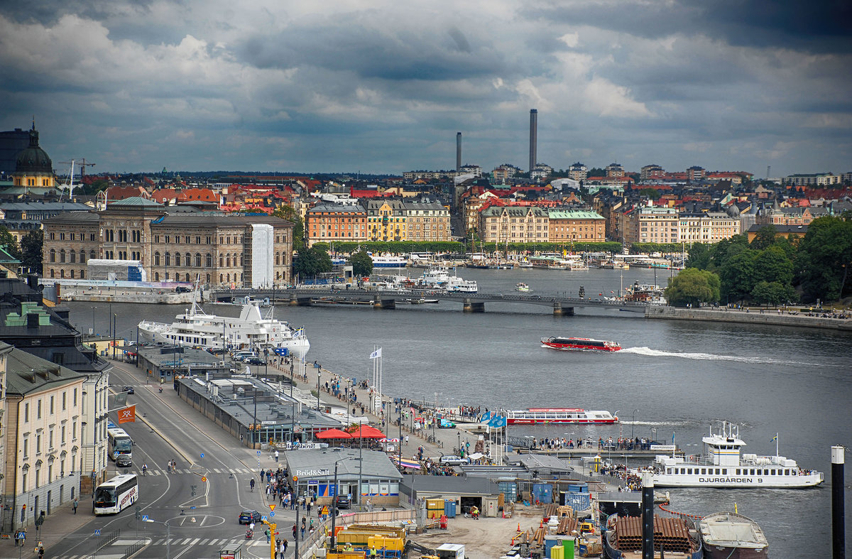 Blick auf stermalm und Ladegrdslandsviken in Stockholm vom Gondolen. Im Groraum Stockholm leben etwa 2,1 Mio. Menschen, womit er der grte Ballungsraum Skandinaviens ist. Sie liegt am Ausfluss des Sees Mlaren in die Ostsee, die dort einen insel- und schrenreichen Meerbusen bildet.
Aufnahme: 25. Juli 2017.