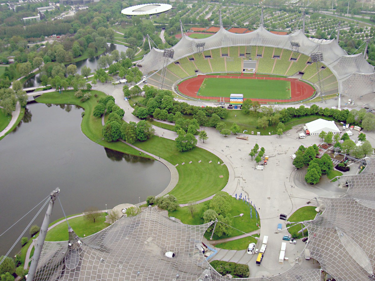 Blick auf Olympiastadion vom Olympiaturm in Mnchen. Aufnahme: 5. Mai 2005.