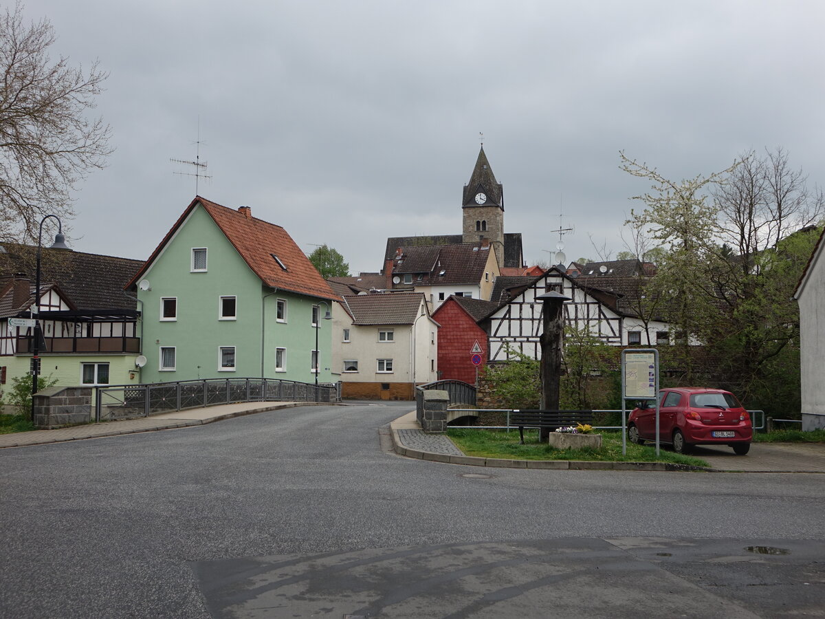 Blick auf das Ortszentrum von Treis an der Lumbda mit St. Michaelis Kirche (30.04.2022)