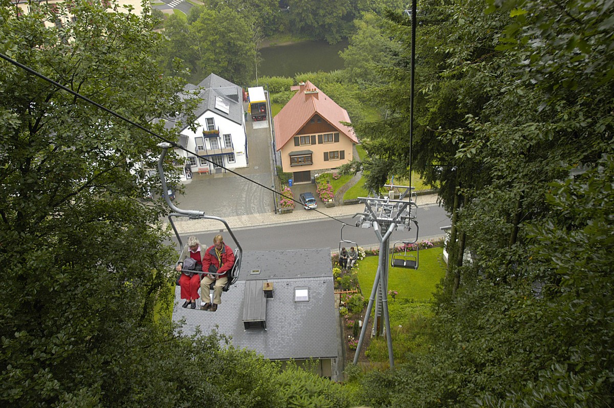 Blick auf die Our von der Schwebebahn in Vianden. Aufnahme: August 2007.