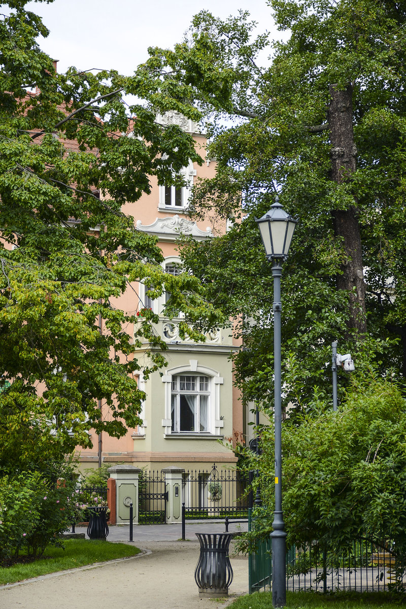 Blick auf Parkowa (Parkstrae) 16 vom Kurpark in Zoppot / Sopot. Aufnahme: 16. August 2019.