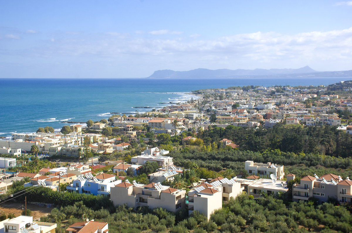 Blick auf Platanias vom Old Town. Aufnahme: 19. Oktober 2016.