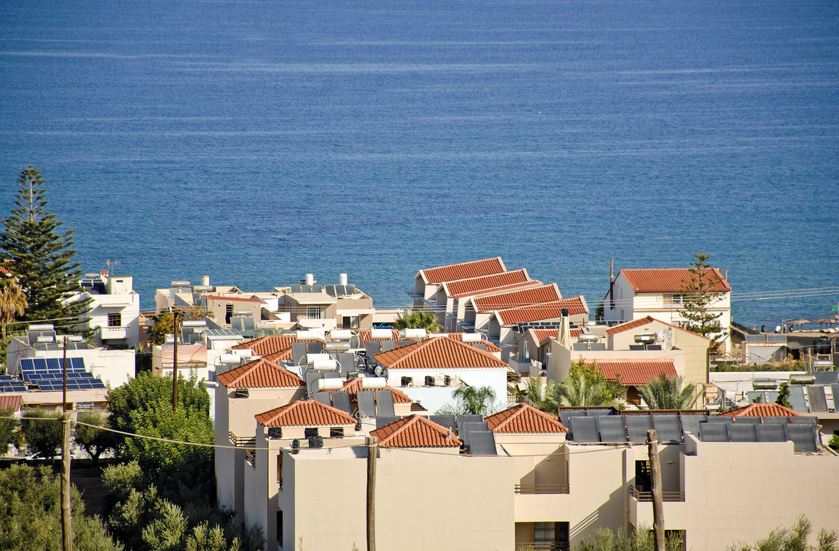 Blick auf Platanias vom Old Town. Aufnahme: 19. Oktober 2016.