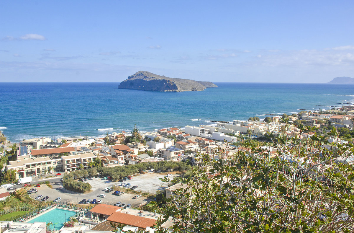 Blick auf Platanias - Im Hintergrund ist die Insel Agios Theodor zu sehen. Aufnahme: 19. Oktober 2016.