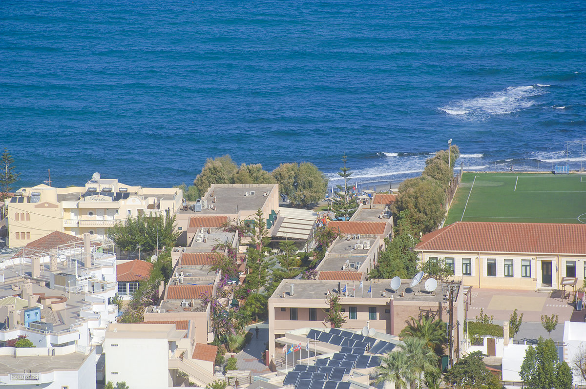 Blick auf Platanias und das Meer an der Nordseekste der Insel Kreta. Aufnahme: 23. Oktober 2016.