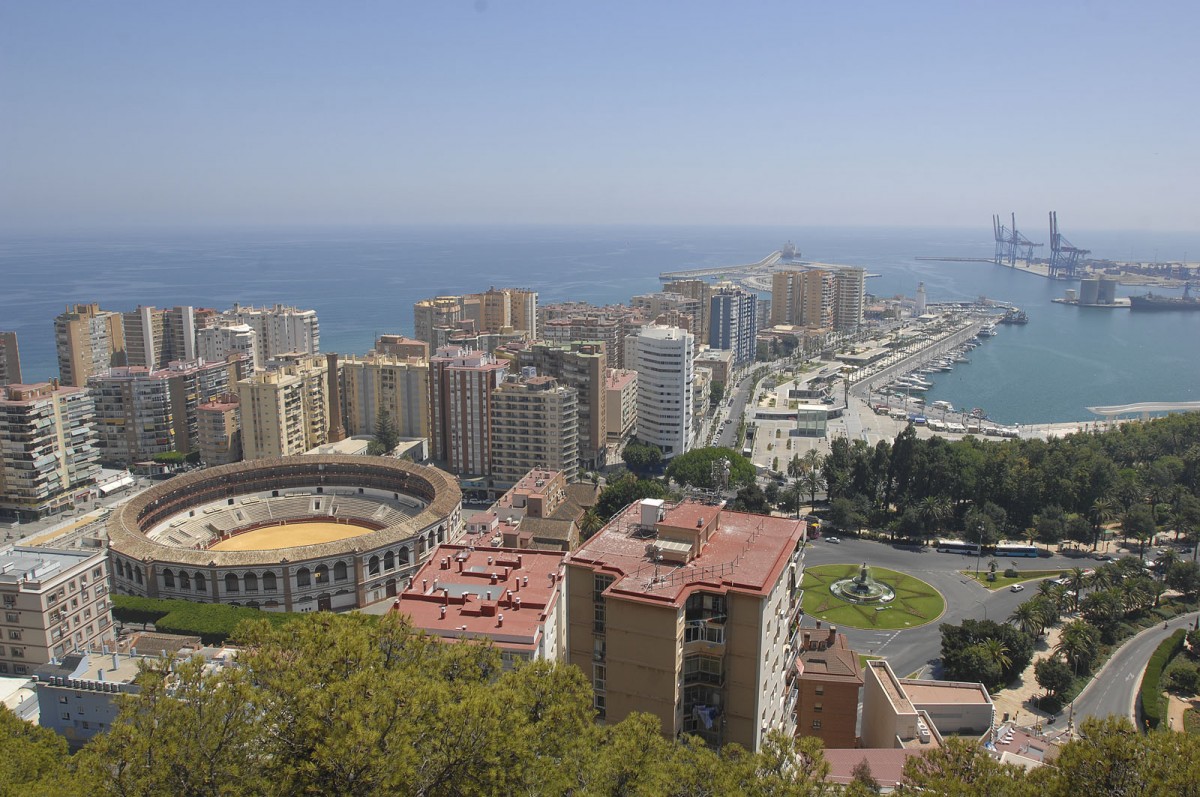 Blick auf Plaza de Toros La Malagueta und das Hafenviertel in Mlaga. Aufnahme: Juli 2014.