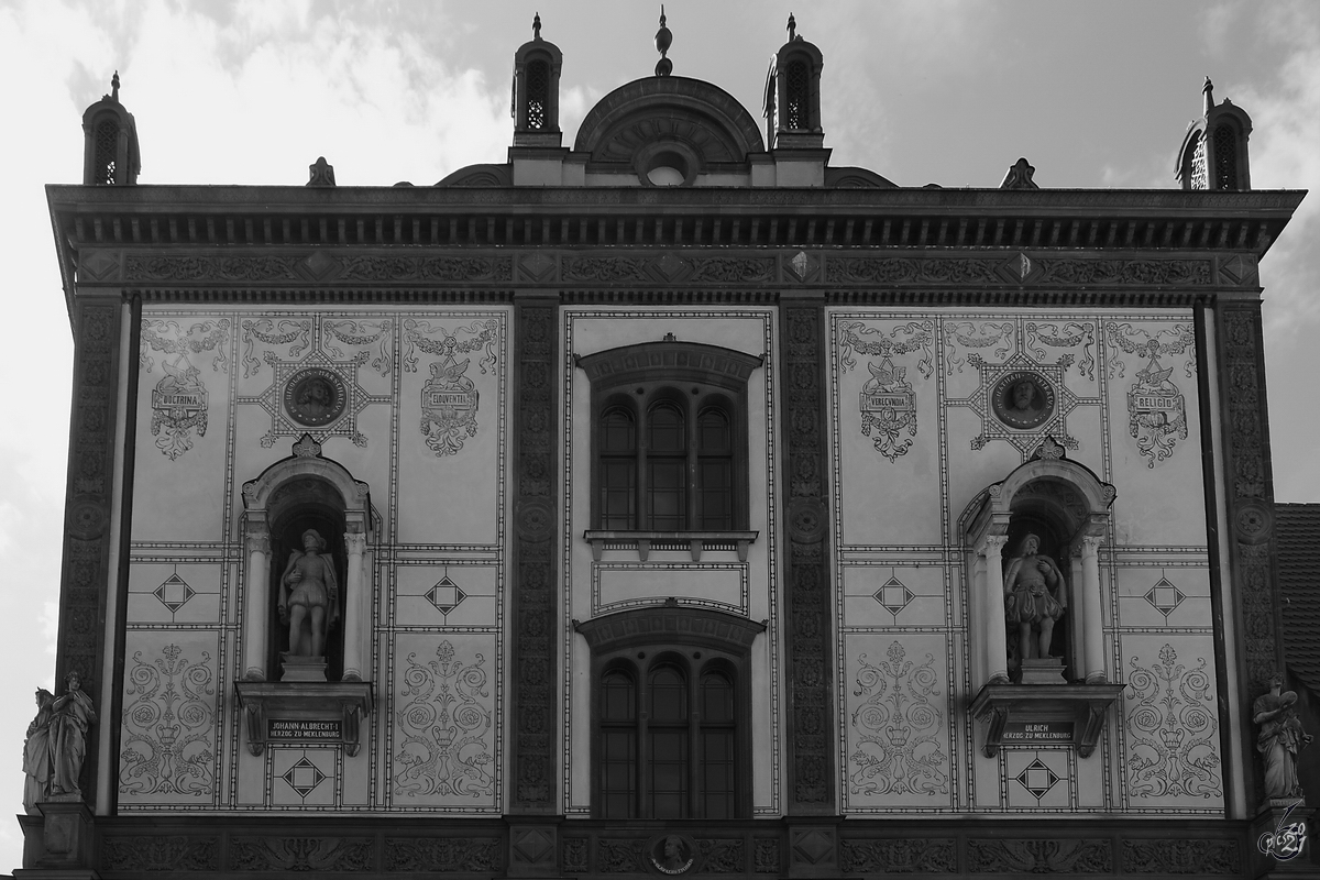 Blick auf den reichlich verzierten Giebel des Hauptgebudes der im Jahre 1419 gegrndeten Universitt in Rostock. (August 2013)