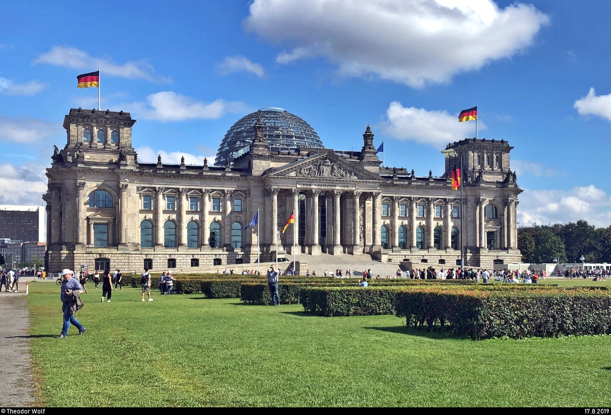 Blick auf das Reichstagsgebude in Berlin, Sitz des Deutschen Bundestages.
(Smartphone-Aufnahme)
[17.8.2019]

 Theodor Wolf
Der Fotograf ist mit der Verffentlichung auf meinem Account ausdrcklich einverstanden und behlt alle Rechte am Bild.
