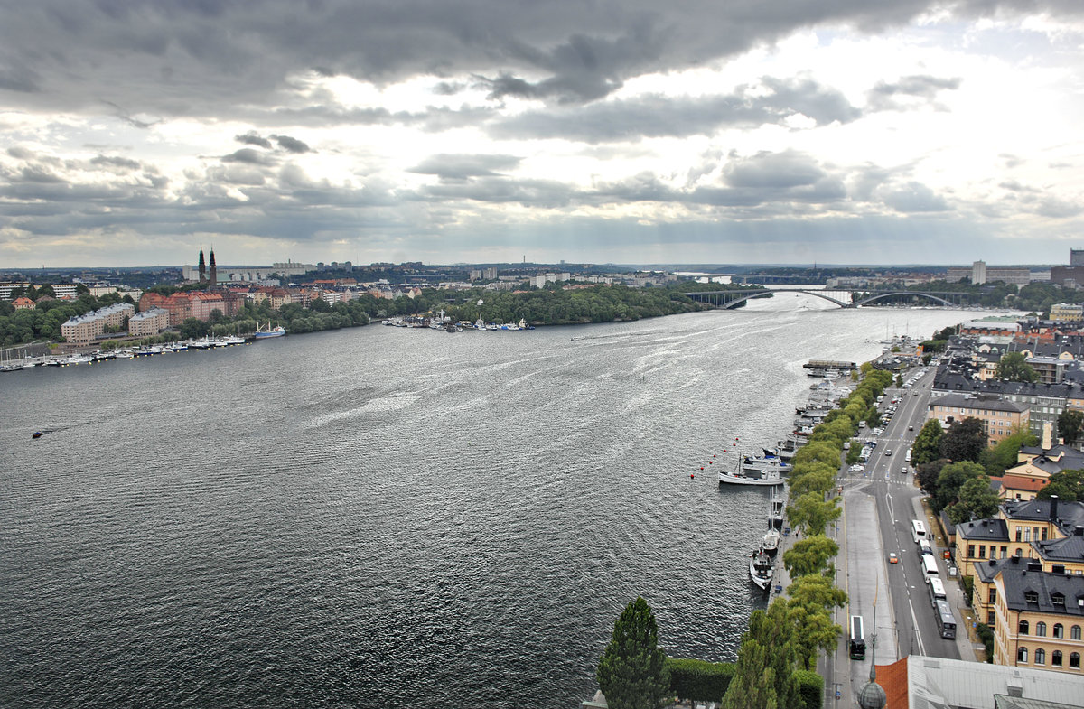 Blick auf Riddarfjrden vom Stockholmer Rathausturm (Stadshuset). Stockholm erstreckt sich ber 14 Inseln, die durch 53 Brcken verbunden sind.
Aufnahme: 25. Juli 2017.