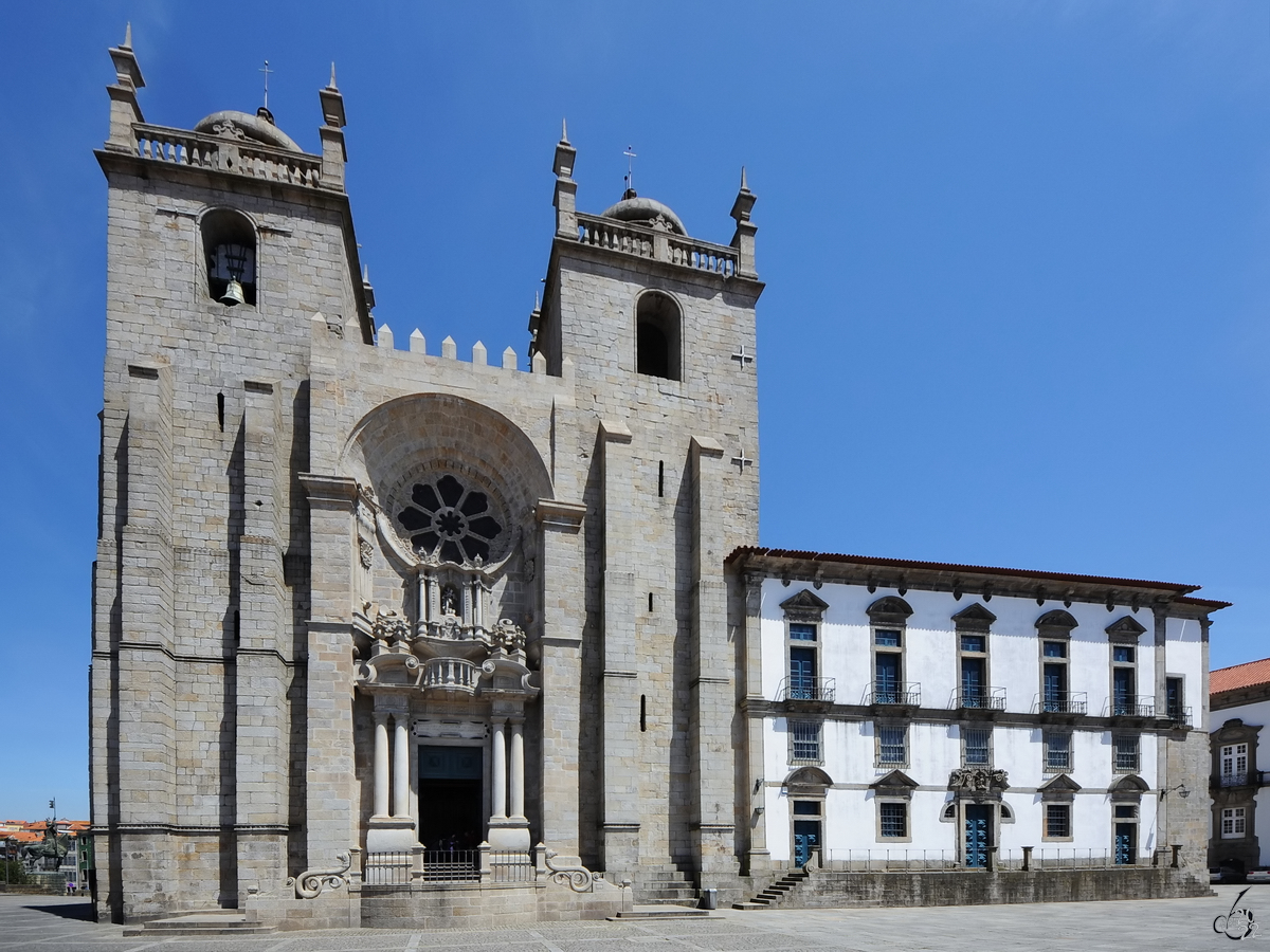 Blick auf die im romanischen Stil erbaute Kathedrale von Porto (port. S do Porto), der Hauptkirche der Stadt Porto. (Mai 2013)