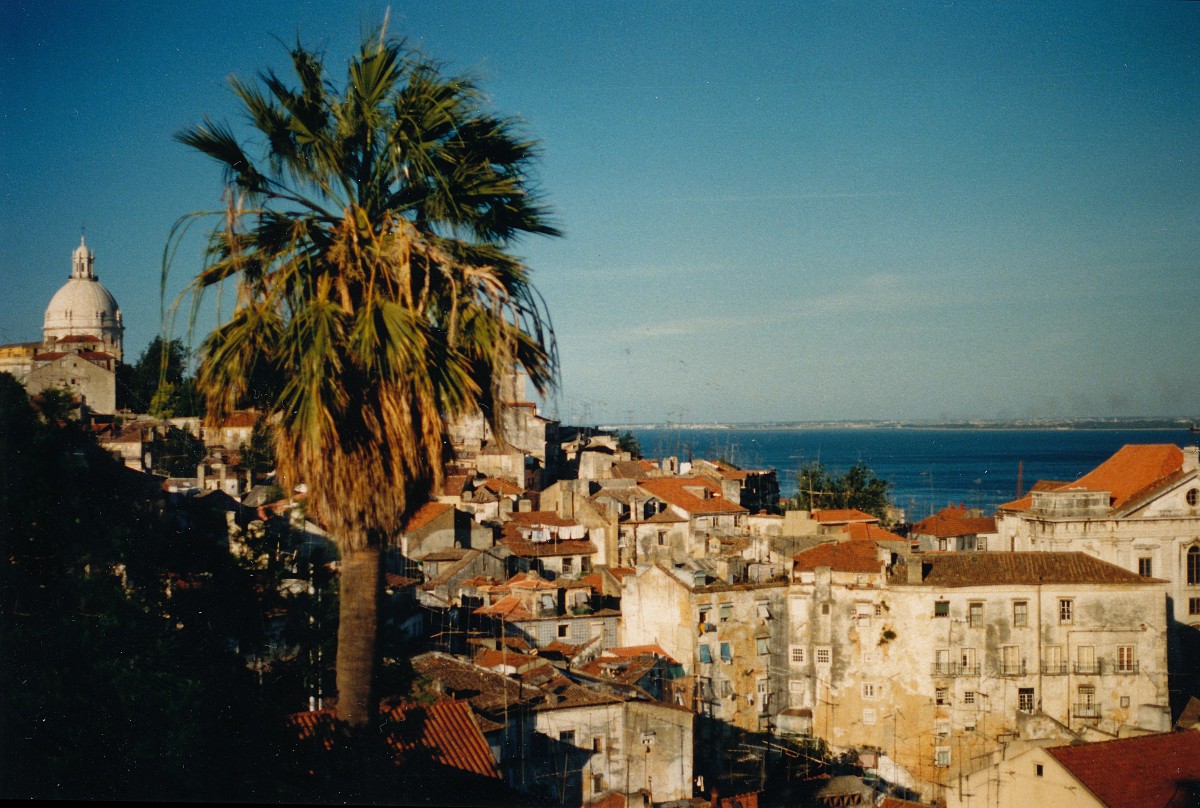 Blick auf das rote Dchermeer von Alfamain Lissabon. Aufnahme: Juli 1986 (digitalisiertes Negativfoto).
