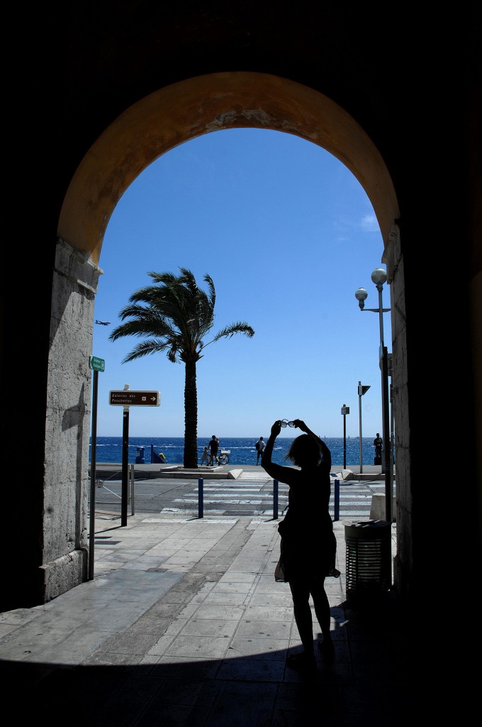 Blick auf Rue des Ponchettes und das Mittelmeer vom Durchgang am Place Charles Felix in Nizza. Aufnahme: Juli 2015.