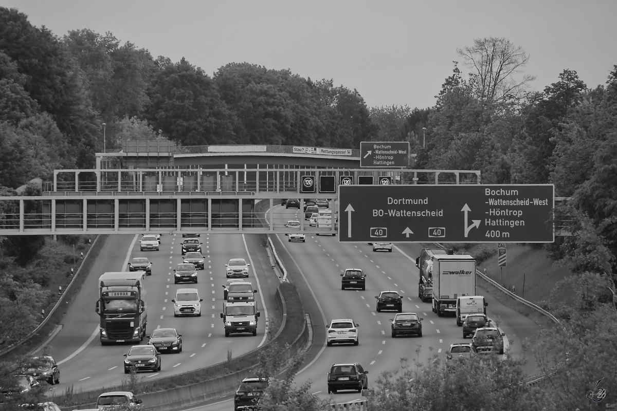 Blick auf den Ruhrschnellweg, oder auch A40 an der Stadtgrenze Bochum zu Essen. (Mai 2020)