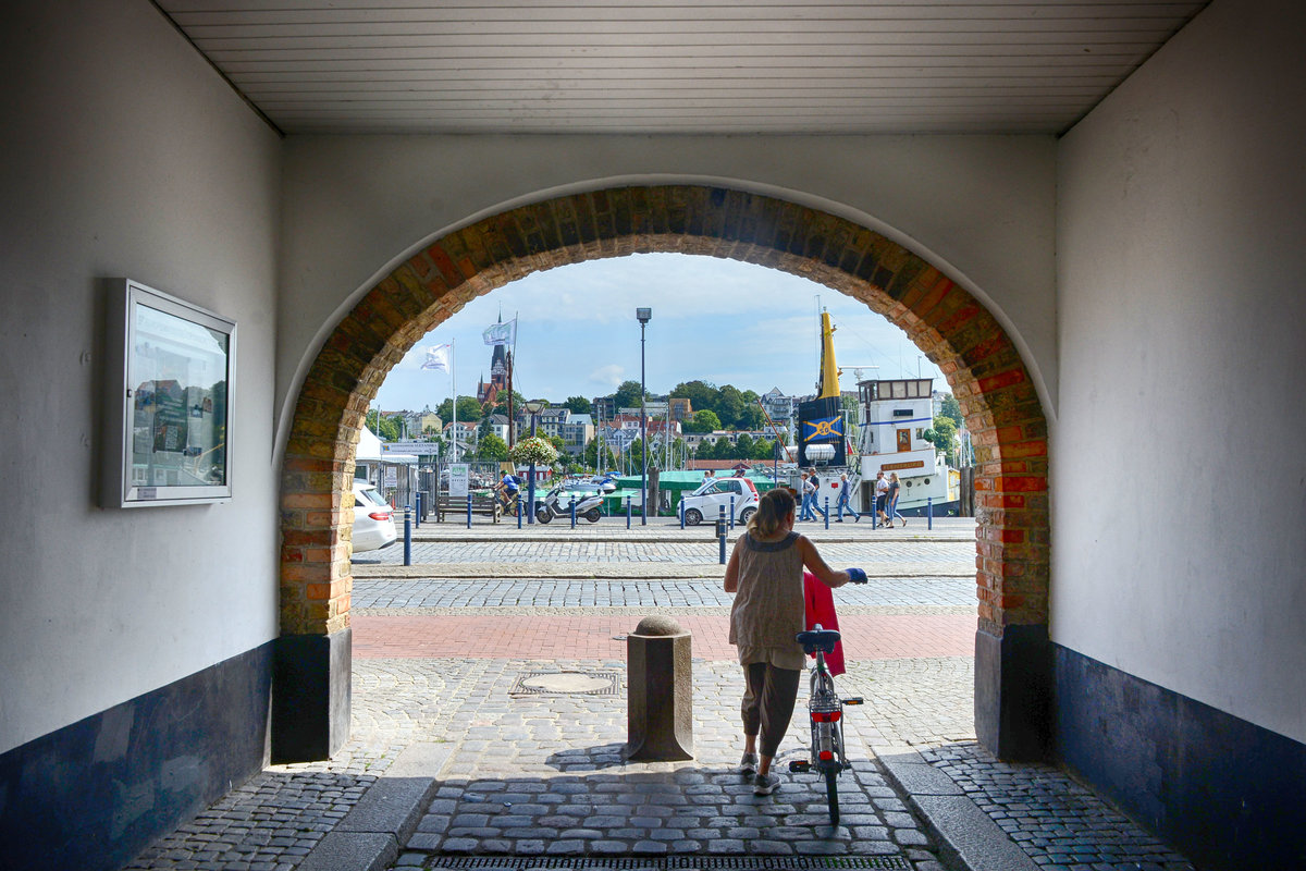 Blick auf die Schiffbrcke in Flensburg durch das Kompagnietor. Aufnahme: 18. Juli 2020.