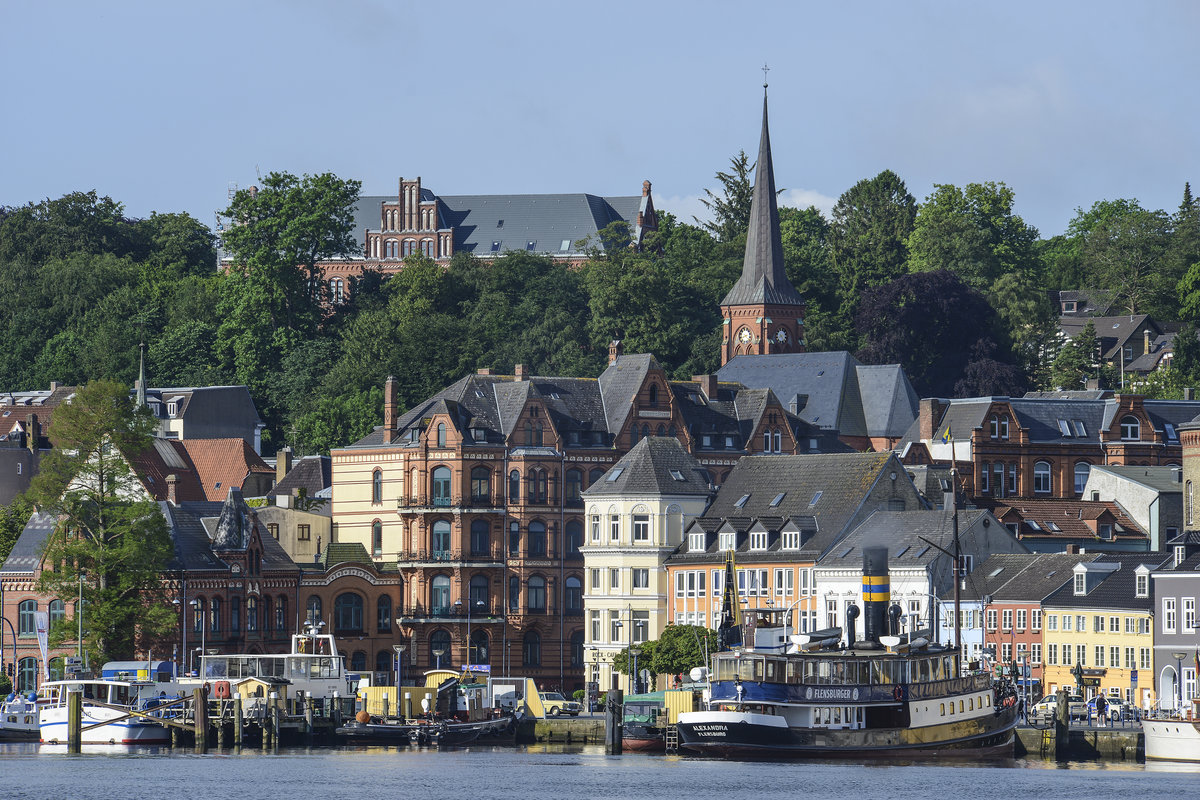 Blick auf die Schiffbrckstrae bzw. Schiffbrcke in der Flensburger Innenstadt. Im Hintergrund ist ein Teil des Amts- und Landgerichts Flensburg bzw. die katholische Sankt-Marienkirche zu sehen. Aufnahme: 16. Juni.