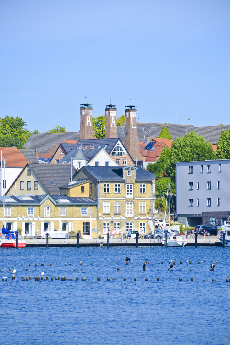 Blick auf die Schleistadt Kappelnmit der Aal- und Fischrucherei Fh. Aufnahme: 12. August 2020.