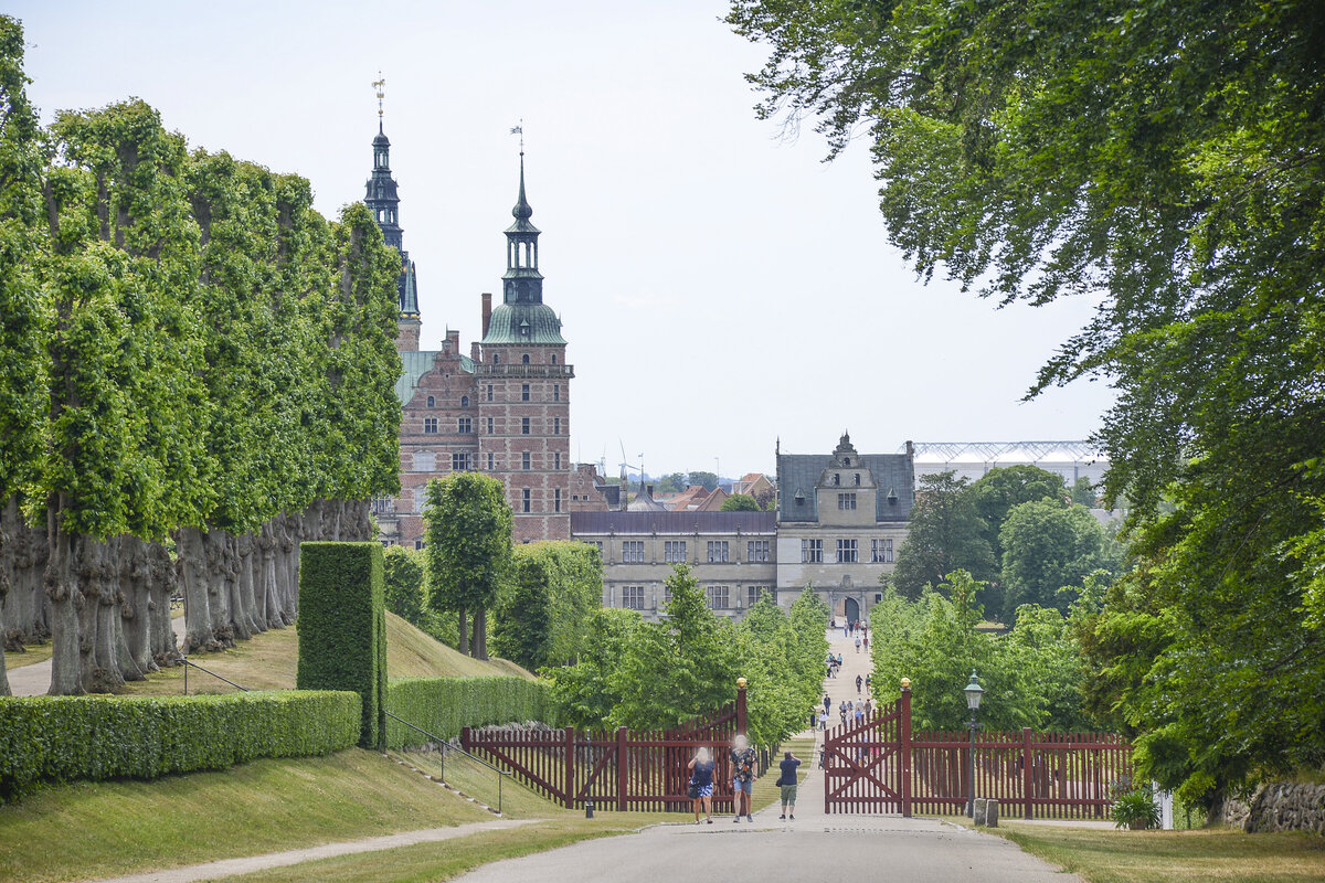 Blick auf Schloss Frederiksborg von Rendelggerbakken in Hillerd. Aufnahme: 24. Juni 2023.