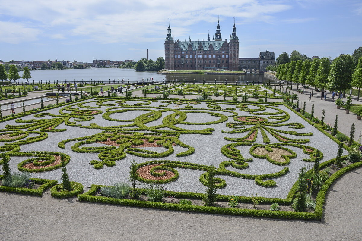 Blick auf Schloss Frederiksborg vom Schlosspark in Hillerd. Aufnahme: 24. Juni 2023.