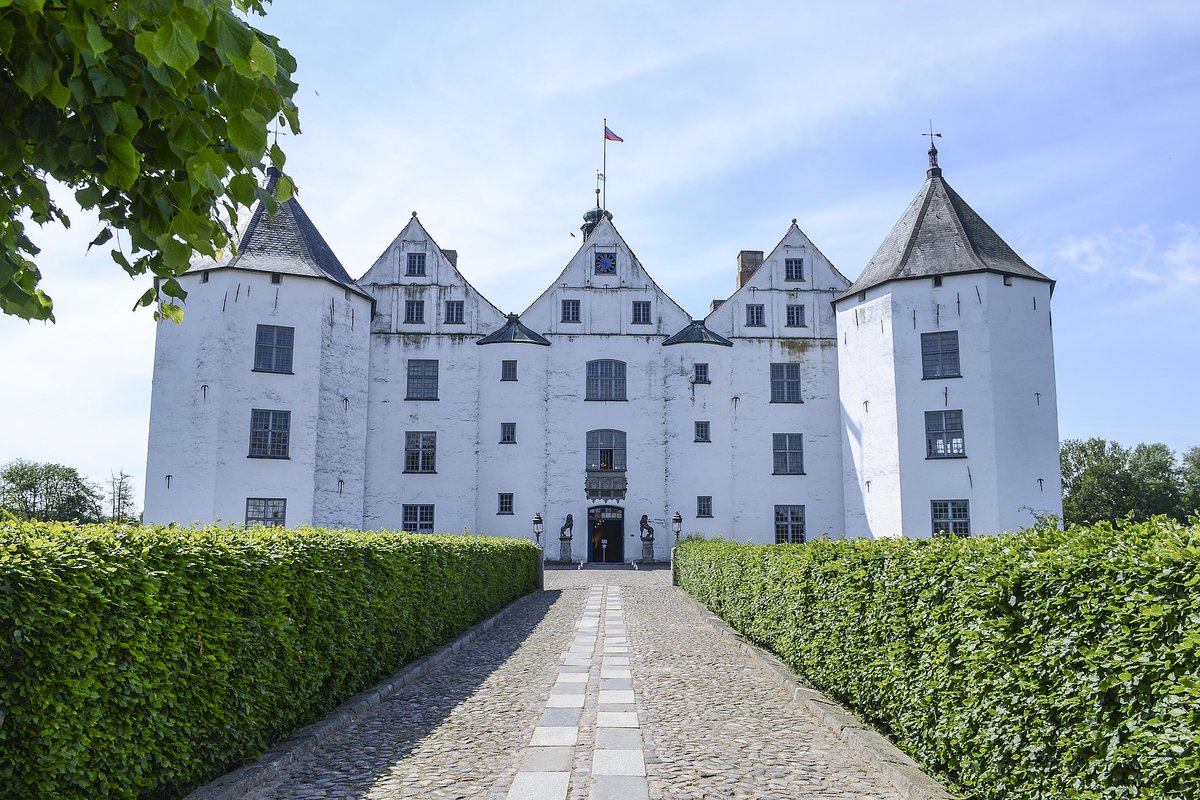 Blick auf Schlo Glcksburg vom Schlohof. Aufnhame: 4. Juni 2020.