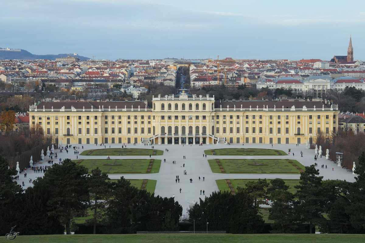 Blick auf das Schloss und Schlossgarten Schnbrunn in Wien. (November 2010)