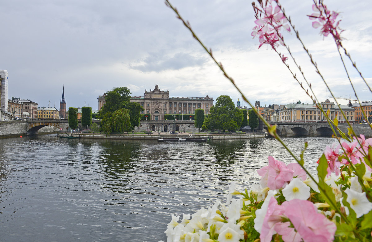 Blick auf den schwedischen Reichstag (Schwedisch: Riksdagen) von der Brcke Vasabron. Das Gebude liegt auf der Insel Helgeandsholmen und wurde zwischen 1897 und 1905 erbaut.
Aufnahme: 25. Juli 2017.