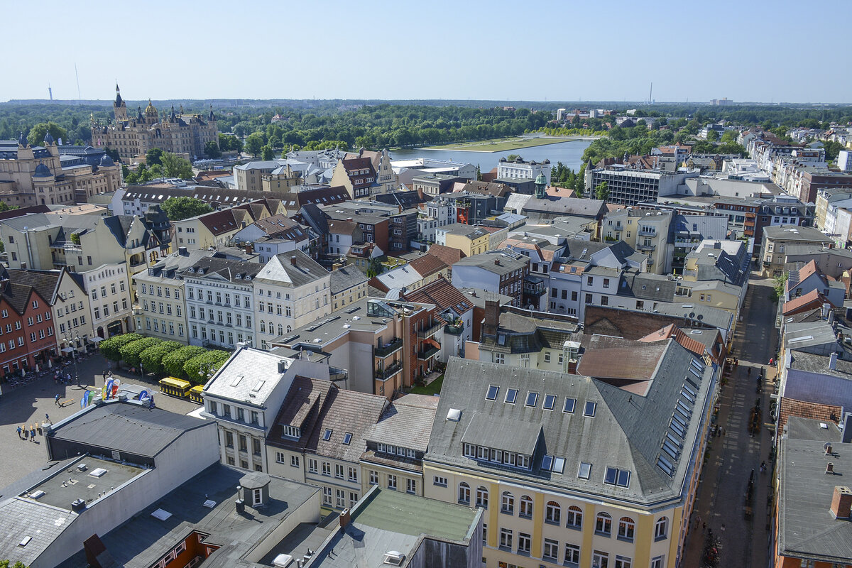 Blick auf die Schweriner Innenstadt vom Dom. Links im Bild ist das Schweriner Schloss zu sehen. Aufnahme: 18. Juni 2022.