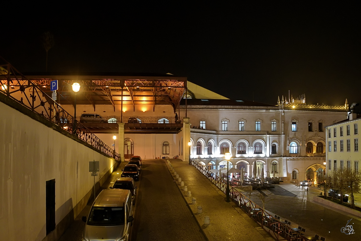 Blick auf die Seitenfassade des 1890 erffneten Kopfbahnhofes Rossio. (Lissabon, Januar 2017)