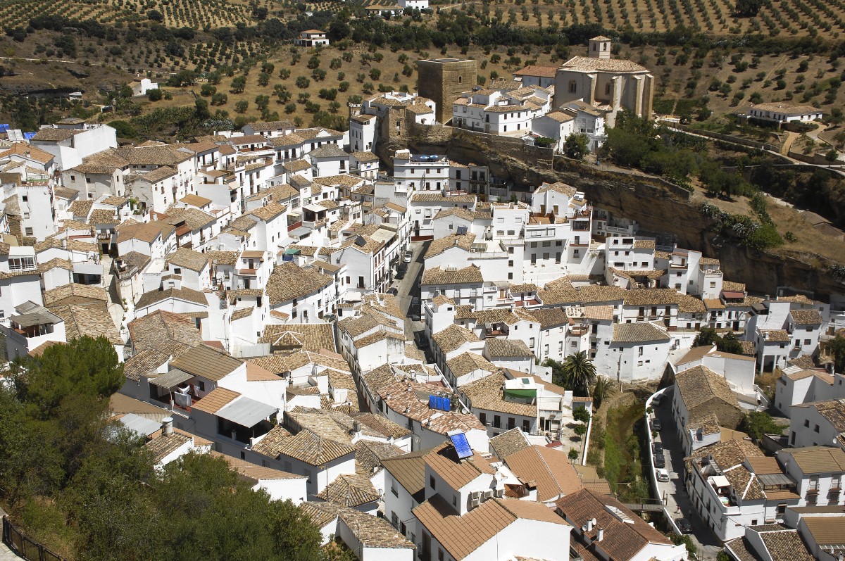 Blick auf Setenil de las Bodegas von der Landesstrae CA 9113. Aufnahme: Juli 2014.