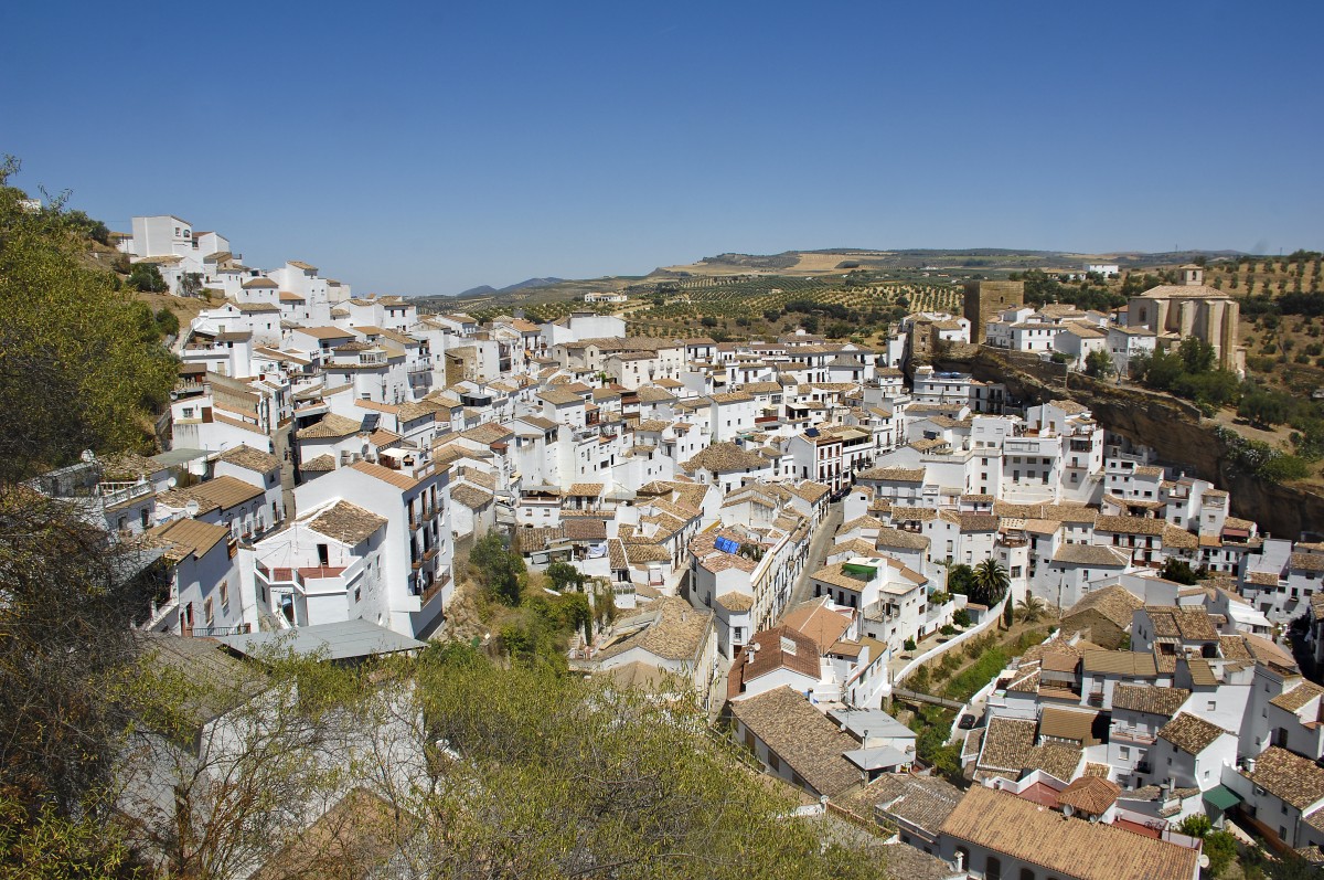 Blick auf Setenil de las Bodegas von der Landesstrae CA 9113. Aufnahme: Juli 2014.