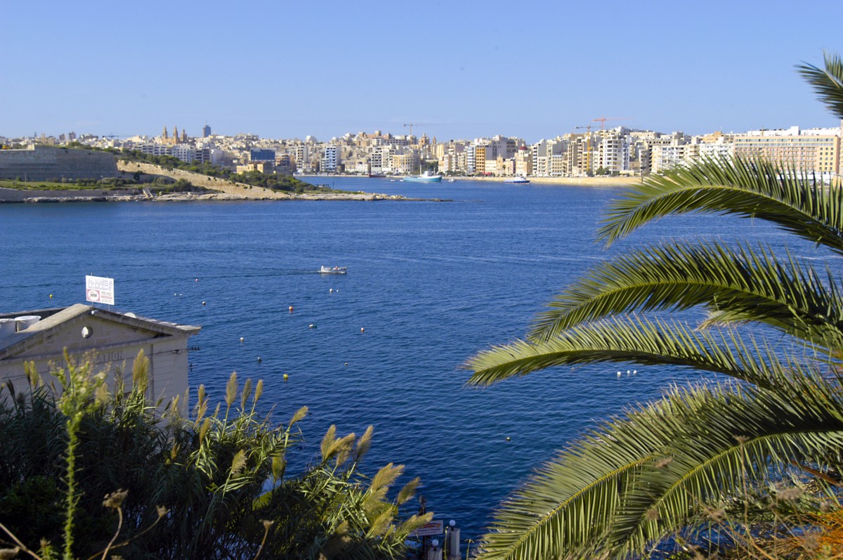 Blick auf Sliema von Boat Street in Valletta. Aufnahme: Oktober 2006.