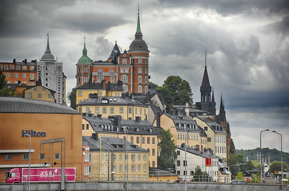 Blick auf Sdar Malarstrand in Stockholm vom Nya Slussen. Eine besonders treffende Beschreibung der Stadt Stockholm lieferte Kurt Tucholsky in seiner Novelle Schloss Gripsholm. Dort behandelte er das Thema Stockholm kurz und knapp mit den Worten Stockholm ist schn. Stdte am Wasser sind immer schn.
Aufnahme: 25. Juli 2017.