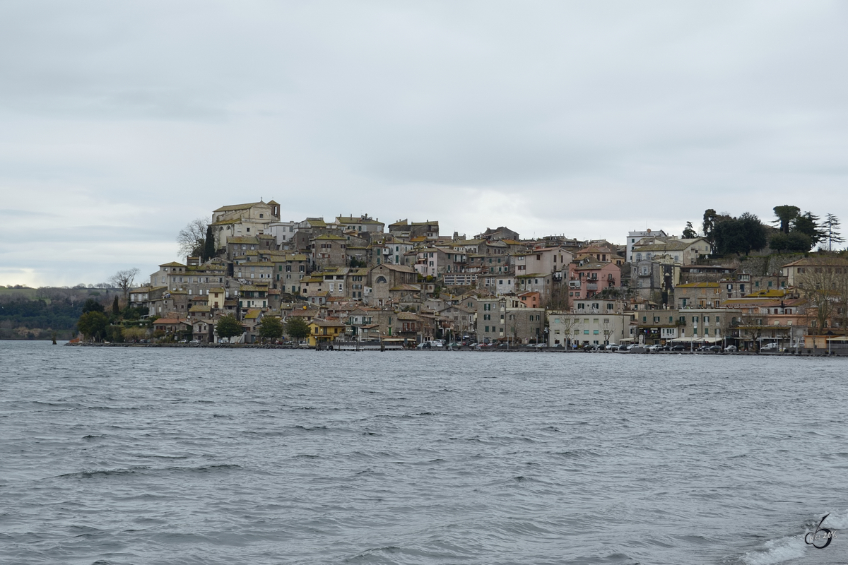 Blick auf die Stadt Anguillara Sabazia in Italien. (Mrz 2011)