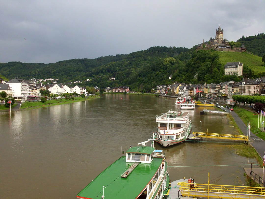 Blick auf die Stadt und die leicht berflutete Mosel nach einem Regenschauer auf der Alten Moselbrcke in Cochem. [26.6.2016]