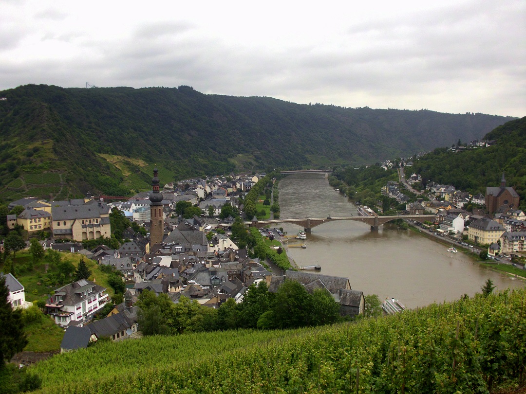 Blick auf die Stadt und die leicht berflutete Mosel auf der Cochemer Reichsburg. [Ende Juni 2016]